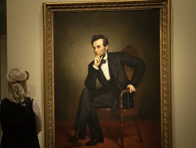 Pengunjung mengamati lukisan mantan presiden Amerika Serikat Abraham Lincoln dalam pameran bertajuk "Presiden-Presiden Amerika" (America's Presidents) di Galeri Potret Nasional di Washington DC, Amerika Serikat (17/2/2020). (Xinhua/Liu Jie)