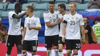 Para pemain Jerman merayakan gol Leon Goretzka pada laga grup B Piala Konfederasi 2017 di Fisht Stadium, Sochi, Rusia, (19/6/2017). Jerman menang 3-2. (AP/Martin Meissner)