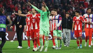 Sementara itu, di semifinal Liga Champions 2025/2026, Bayern Munchen akan berhadapan dengan juara musim lalu, Paris Saint-Germain (PSG). Tampak dalam foto, pemain Bayern Munchen asal Inggris, Harry Kane (tengah-kiri), Manuel Neuer (tengah-kanan), dan para rekan setimnya menyapa para penggemar setelah berakhirnya pertandingan leg kedua perempat final Liga Champions 2025/2026 melawan Real Madrid di Allianz Arena, Jerman Selatan, pada Rabu 15 April 2026 waktu setempat atau Kamis (16/4/2026) dini hari WIB. (Karl-Josef HILDENBRAND/AFP)