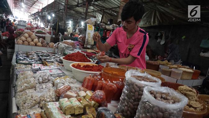 Seorang pedagang memasukan bumbu masak di Pasar Kebayoran Lama, Jakarta, Kamis (3/1). Pencapaian ini lebih rendah dibandingkan tahun 2017 yang sebesar 3,61%. (Liputan6.com/Herman Zakharia)