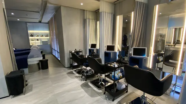 Perawatan wajah hingga rambut di  ERHA Central Iskandarsyah. [Anisha/Fimela]