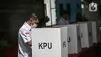 Petugas melakukan pencoblasan surat suara saat simulasi Pemilu 2024 di Kantor KPU RI, Jakarta, Selasa (22/3/2022). Simulasi digelar untuk memberikan edukasi kepada masyarakat terkait proses pemungutan dan penghitungan suara pemilu serentak tahun 2024. (Liputan6.com/Faizal Fanani)