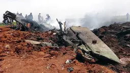 Kondisi dari pesawat Su-22 milik Angkatan Udara Suriah yang ditembak jatuh di wilayah selatan Aleppo, Selasa (5/4). Sayap kelompok teroris Al-Qaeda di Suriah, Front al-Nusra, menembak jatuh jet SU-22 tersebut menggunakan roket. (OMAR HAJ KADOUR/AFP)