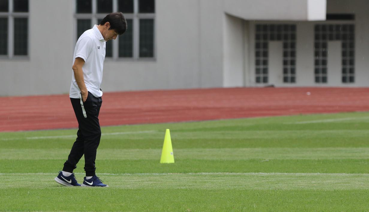 Manajer pelatih Timnas Indonesia, Shin Tae-yong, mengamati rumput lapangan saat atihan Timnas U-19 di Stadion Wibawa Mukti, Senin (13/1/2020). Pria asal Korsel ini menjadi supervisi untuk Timnas Indonesia senior, U-22, U-20, dan U-16. (Bola.com/M Iqbal Ichsan)