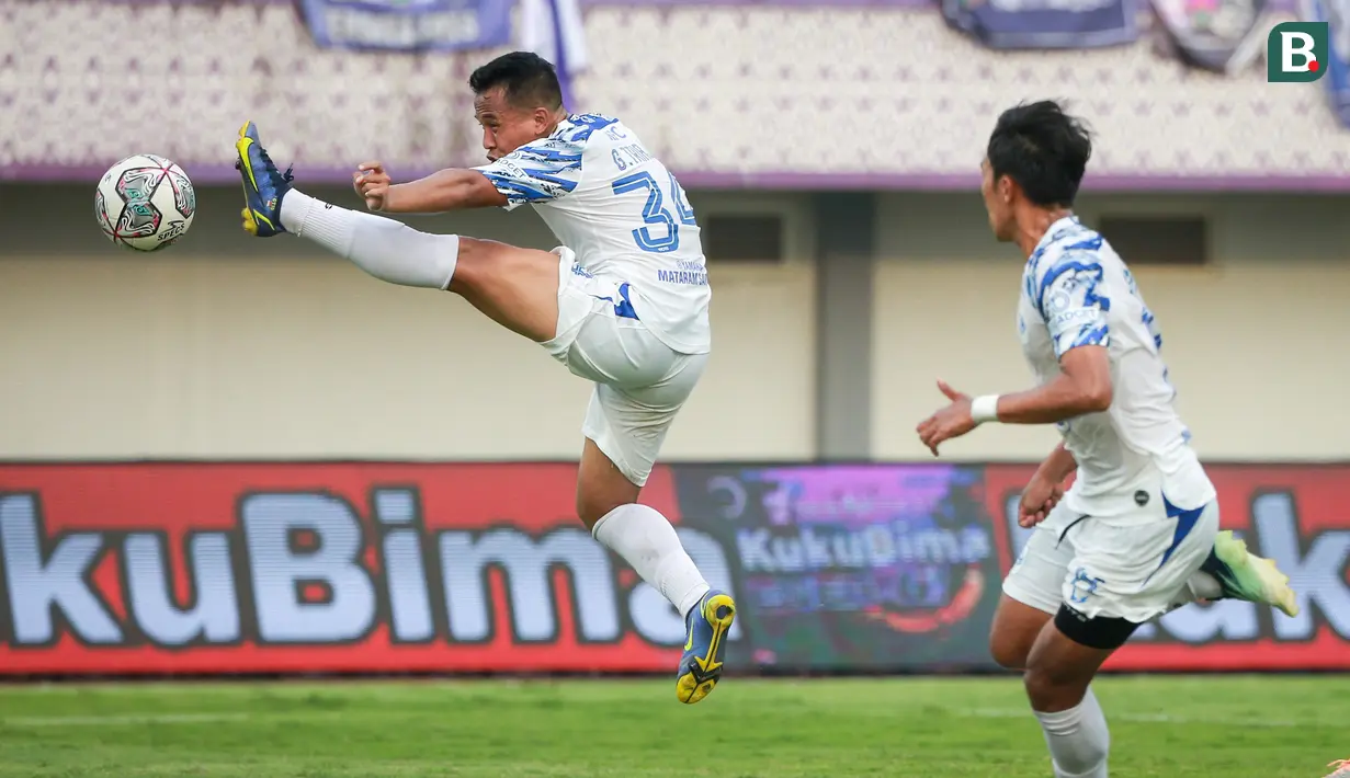 Pemain PSIS Semarang, Muhammad Guntur Triaji (kiri) berusaha mencetak gol ke gawang Persita Tangerang saat laga pekan ke-10 BRI Liga 1 2022/2023 antara Persita Tangerang melawan PSIS Semarang di Stadion Indomilk Arena, Tangerang, Rabu (14/9/2022). (Bola.com/Bagaskara Lazuardi)