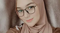 Selalu cantik dengan hijab pasmina, gaya hijab warna beige mocha ini membuat wanita kelahiran 1994 tersebut bak masih ABG. (Liputan6.com/IG/@citraciki)