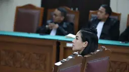 Terdakwa kasus pemerasan dan Tindak Pidana Pencucian Uang (TPPU), Nikita Mirzani saat mengikuti sidang pembacaan putusan di Pengadilan Negeri Jakarta Selatan, Selasa (28/10/2025). (Kapanlagi.com/Budy Santoso)