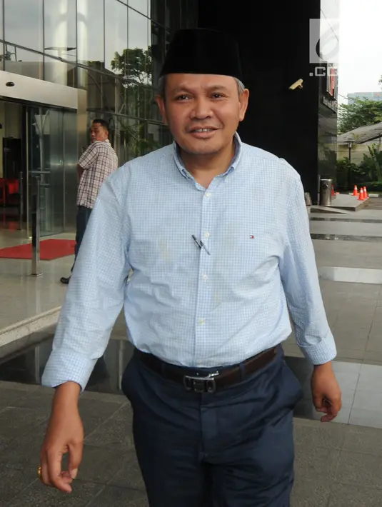 Anggota DPR RI dari Fraksi Demokrat, Khatibul Umam Wiranu tersenyum usai diperiksa di KPK, Jakarta, Kamis (12/4). Khatibul diperiksa terkait suap dalam kasus KTP Elektronik yang berbasis nomer induk Nasional. (Merdeka.com/Dwi Narwoko)