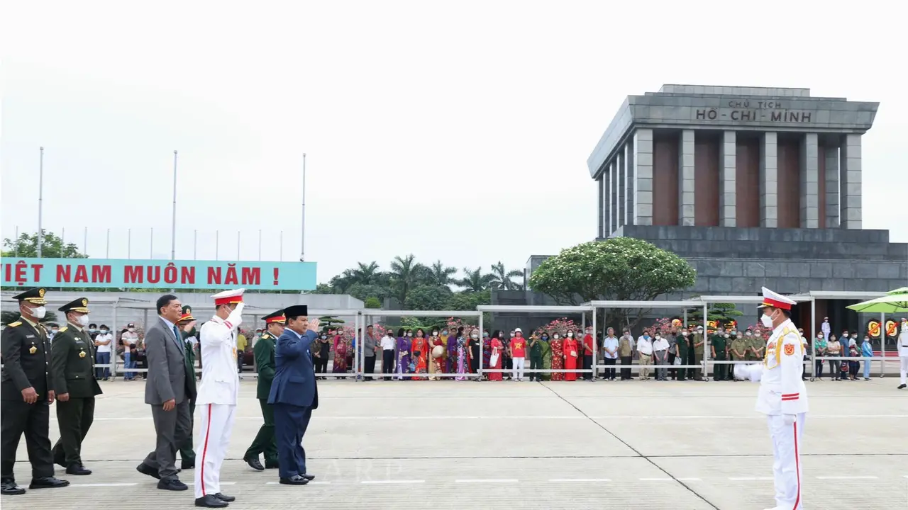 Menhan Prabowo Subianto berziarah ke Mausoleum atau monumen makam tokoh revolusi Vietnam, Ho Chi Minh di sela-sela kunjungan kerjanya di Vietnam