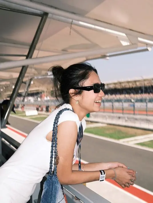 <p>Seperti inilah penampilan Azizah Salsha saat nonton MotoGP 2023 di Mandalika, Lombok. Ia tampil cantik dengan mengenakan busana warna putih dan kacamata hitam. [Foto: Instagram.com/azizahsalsha_]</p>