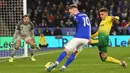 Gelandang Leicester, James Madisson, berusaha melepaskan tendangan saat melawan Norwich pada laga Premier League di Stadion King Power, Leicester, Sabtu (14/12). Kedua klub bermain imbang 1-1. (AFP/Oli Scarff)