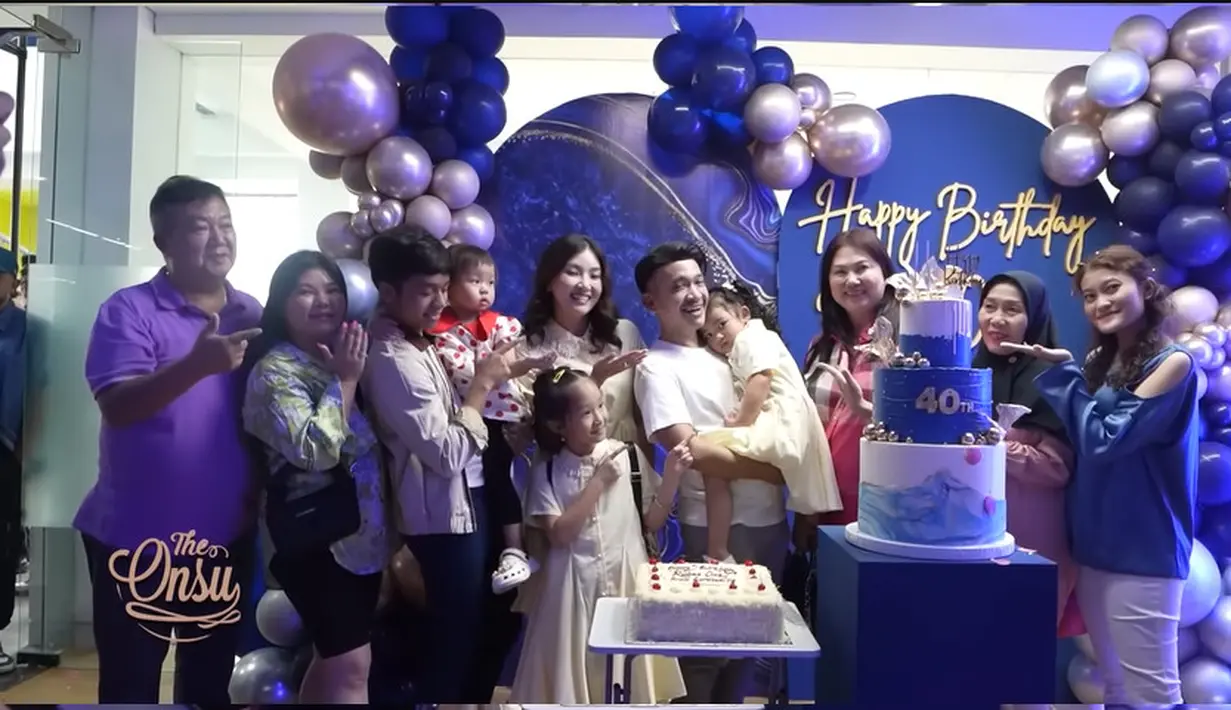 Kejutan kedua juga berhasil membuat Ruben tampak begitu bahagia. Dalam kejutan yang disiapkan oleh karyawannya tersebut dengan dominasi warna biru hinga gold. [Youtube/The Onsu Family]