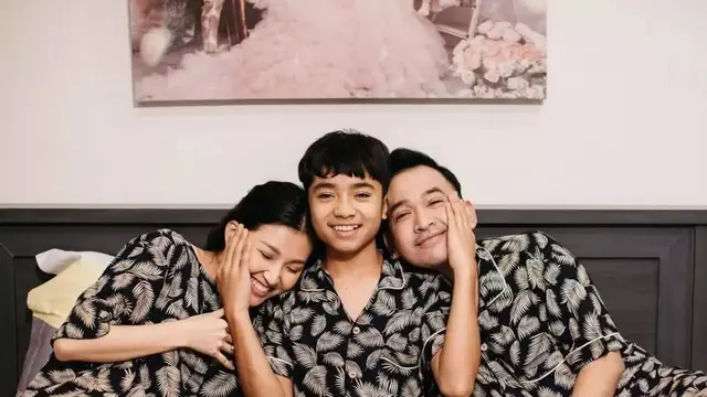 Potret Kedekatan 10 Artis dengan Anak Angkatnya, Curi Perhatian