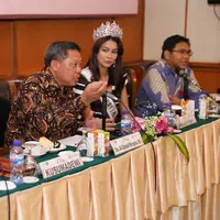 "Banyak pertanyaan yang berat ya. Ini bukti bahwa finalis Puteri Indonesia 2018 ini luar biasa. Pertanyaannya banyak yang berbobot," kata Drs. Ali Djohardi Wirogioto, SH di Candi Kalasan, Hotel Grand Sahid Jaya,Jumat (2/3/2018). (Adrian Putra/Bintang.com)