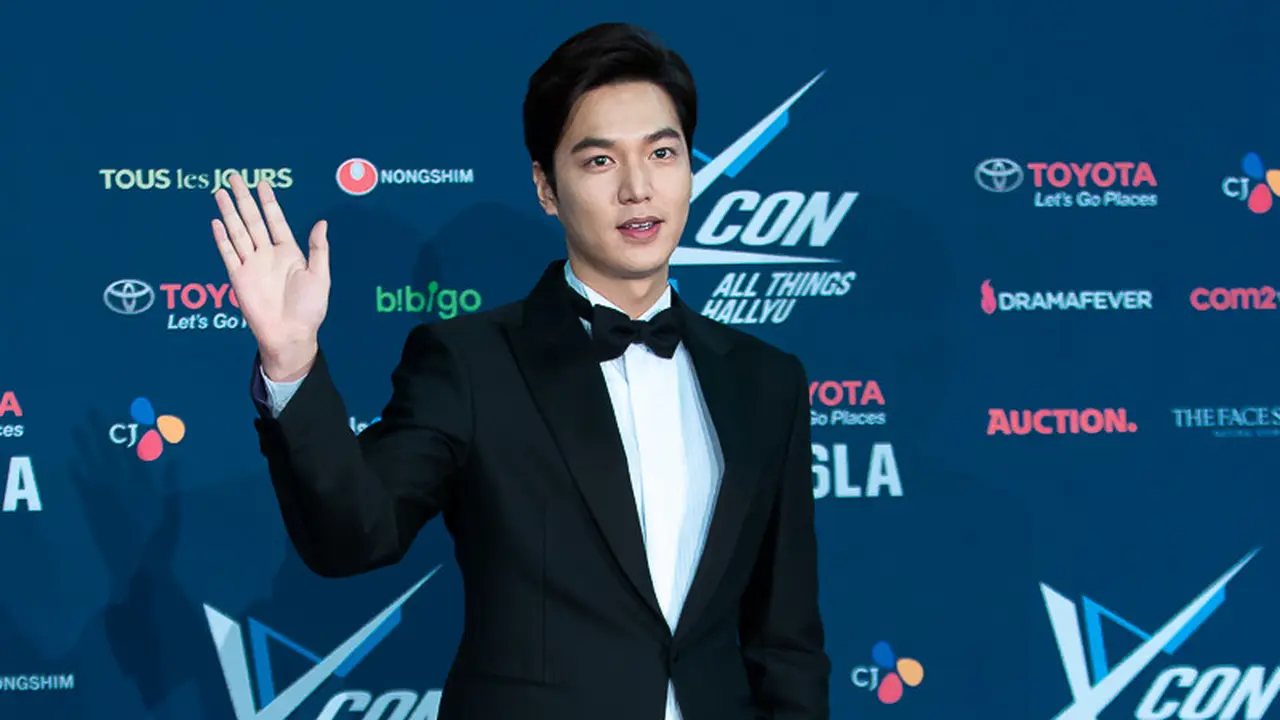 [Bintang] 8 Idola Korea Selatan yang Semakin Tampan Saat Mengenakan Jas