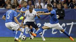 Pemain Prancis, Kylian Mbappe berusaha keluar dari kepungan para pemain Italia pada laga uji coba di Allianz Riviera stadium, Nice, (1/6/2018). Prancis menang 3-1. (AP/Claude Paris)