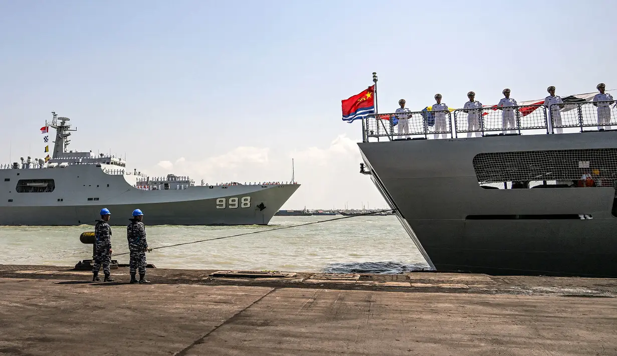 Personel TNI Angkatan Laut memandang kapal Angkatan Laut Tentara Pembebasan Rakyat Tiongkok (PLA) Qi Jiguang (Kanan) dan Kunlun Shan (Kiri) berlabuh di Pelabuhan Tanjung Perak di Surabaya,  Minggu (2/8/2026). (AFP/ Juni Kriswanto)