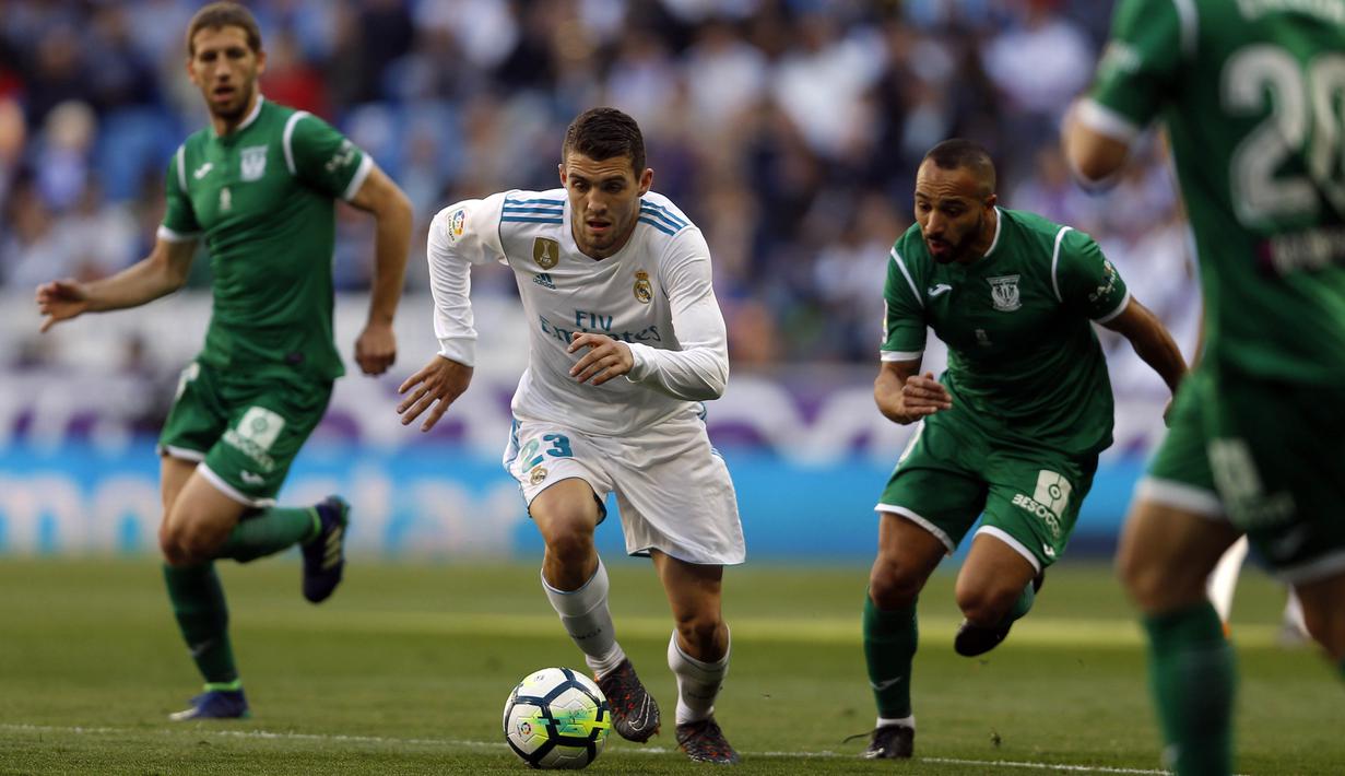 Gelandang Real Madrid, Mateo Kovacic, menggiring bola saat melawan Leganes pada laga La Liga di Santiago Bernabeu, Sabtu (28/4/2018). Real Madrid menang 2-1 atas Leganes. (AP/Francisco Seco)