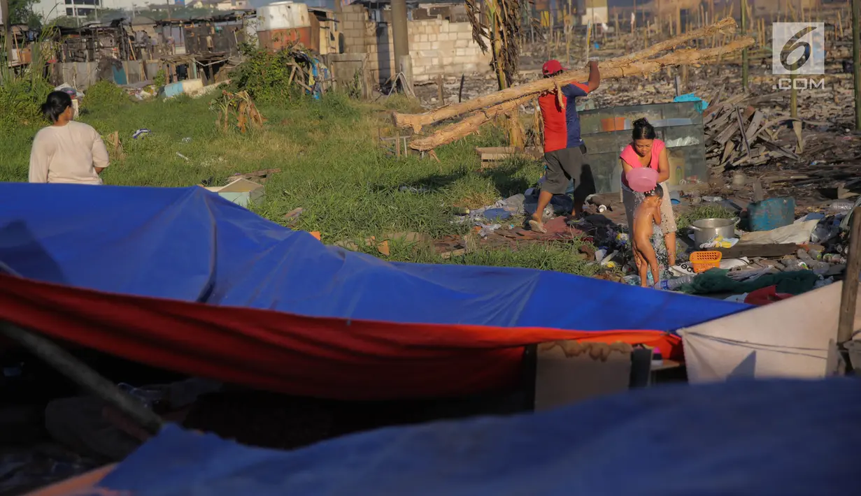 Aktivitas warga korban kebakaran Kampung Bandan, Jakarta, Senin (18/9). Akibat kebakaran tersebut sekitar 300 kepala keluarga kehilangan tampat tinggal yang sebagian besar bangunan semi permanen. (Liputan6.com/Faizal Fanani)
