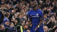 Bek Chelsea, Antonio Rudiger, merayakan gol yang dicetaknya ke gawang Swansea pada laga Premier League di Stadion Stamford Bridge, London, Rabu (29/11/2017). Chelsea menang 1-0 atas Swansea. (AFP/Ian Kington)