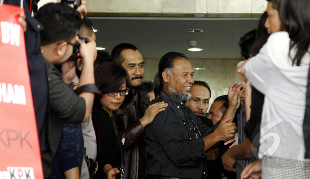 Wakil Ketua Komisi Pemberantasan Korupsi (KPK), Bambang Widjojanto bersalaman dengan para staff,  Jakarta, Selasa (3/2/2015). Bambang Widjojanto memenuhi panggilan pemeriksaan kedua sebagai tersangka di Bareskrim Mabes Polri. (Liputan6.com/Faisal R Syam)