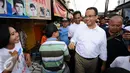 Calon Gubernur DKI Jakarta, Anies Baswedan (kanan) menyapa warga saat sosialisasi di Kota Bambu Utara, Jakarta, Rabu (21/12). Dihadapan pendukungnya, Anies memaparkan beberapa program jika terpilih pada Pilkada 2017. (Liputan6.com/Helmi Fithriansyah)