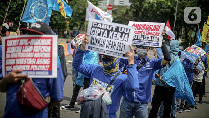 Massa Gabungan Serikat Buruh Indonesia (GSBI) berunjuk rasa di kawasan Patung Kuda, Jakarta, Senin (16/11/2020). GSBI meminta pemerintah mencabut UU Cipta Kerja serta menaikkan upah buruh 2021 sesuai kebutuhan rill buruh dan keluarga. (Liputan6.com/Faizal Fanani)