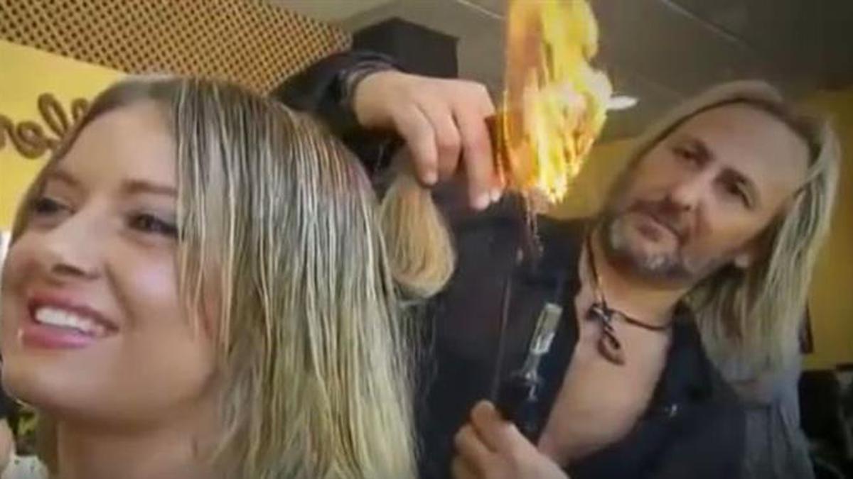 Aneh, Penata Rambut Ini Pakai Api untuk Para Pelanggannya