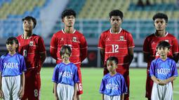 Pandu Aryo Wicaksono (tengah kiri), Peres Awkila Tjoe (tengah kanan), dan sejumlah pemain Timnas Indonesia U-17 menyanyikan lagu kebangsaan Indonesia Raya dalam laga Grup A Piala AFF U-17 2026 melawan Vietnam di Stadion Gelora Delta Sidoarjo, Sidoarjo, Jawa Timur, Minggu (19/04/2026). (Bola.com/M Iqbal Ichsan)