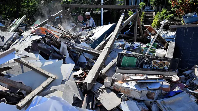 Mengais Puing Sisa Gempa Lombok