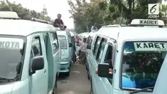 Para sopir angkot Tanah Abang pagi ini, Selasa (31/1), melakukan demo di depan Balai Kota Gubernur DKI Jakarta. Mereka berniat untuk menemui Anies Baswedan untuk membahas penataan Tanah Abang.