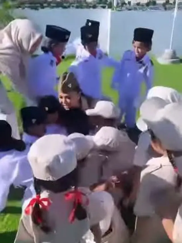 Yuni Shara gelar upacara bendera di PAUD miliknya (Instagram/yunishara36)