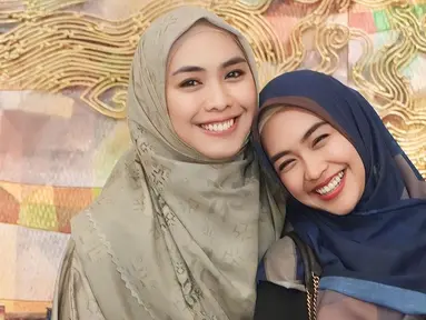 Sama-sama terjun di dunia entertainment, Oki Setiana Dewi kerap memberikan dukungan untuk Ria Ricis. Keduanya juga kerap mengunggah momen bersama di media sosial masing-masing. (Liputan6.com/IG/@okisetianadewi)