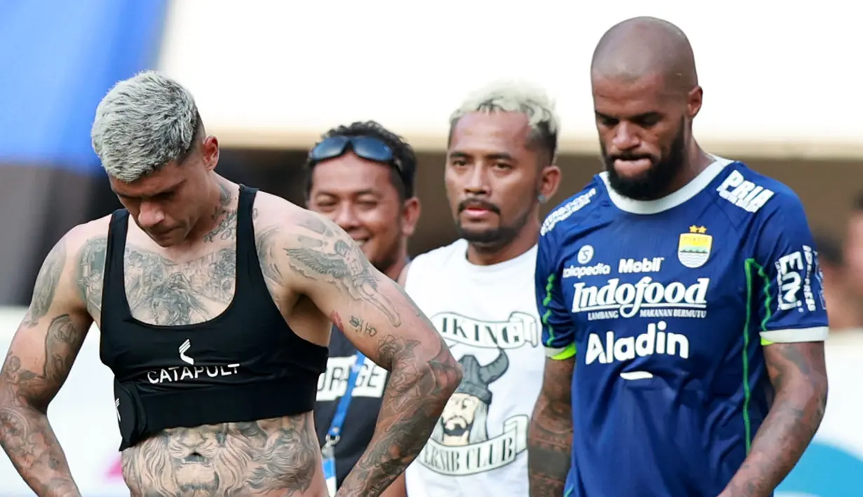 Pemain Persib Bandung tertunduk lesu setelah dikalahkan Persik Kediri pada laga BRI Liga 1 2022/2023 di Stadion Pakansari, Bogor, Jawa Barat, Rabu (8/3/2023). Persik Kediri mengalahkan Persib Bandung dengan skor 2-0. (Bola.com/M. Iqbal Ichsan)
