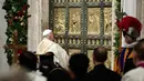 Paus Fransiskus bersiap untuk membuka Pintu Suci Basilika Santo Petrus, dalam sebuah upacara khusus untuk menandai peluncuran Yubileum 2025, di Vatikan, pada 24 Desember 2024. (Remo Casilli/POOL/AFP)
