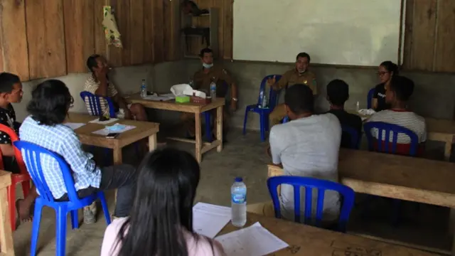 Orang Rimba Diberi Arahan Mengerjakan Soal Ujian