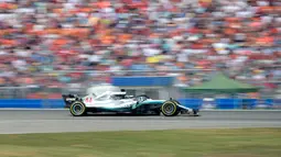 Pembalap Mercedes, Lewis Hamilton memacu mobilnya selama balapan F1 GP Jerman di Sirkuit Hockenheim, Minggu (22/7). Hamilton keluar sebagai pemenang balapan F1 GP Jerman dengan catatan waktu 1 jam 32 menit 29,845 detik. (AP/Jens Meyer)
