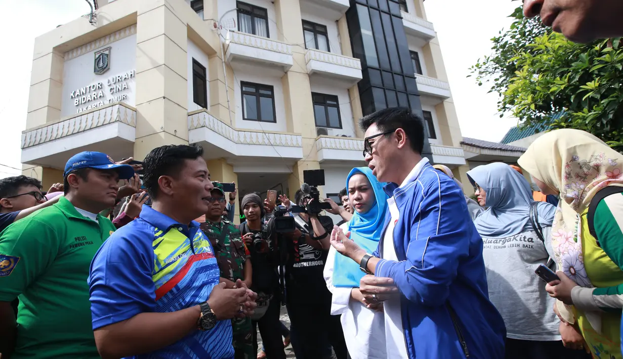 Eko Patrio sambangi korban banjir di Bidara Cina, Jakarta Timur Jumat (03/01/2020). (Foto: Deki Prayoga/Dream)