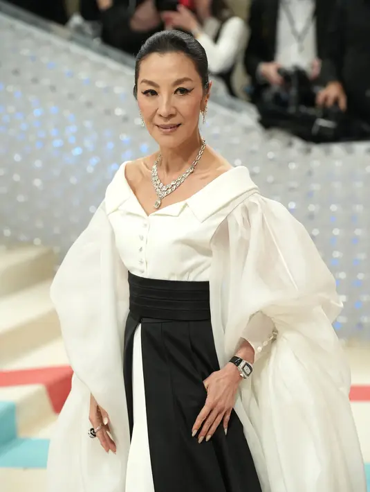 Michelle Yeoh. Ia mengenakan kalung dan anting dari High Jewelry Cartier, cincin Étourdissant Cartier High Jewelry yang terbuat dari 18 karat emas putih, berlian, dan onyx. Foto: Instagram.