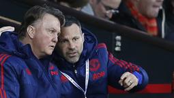 Pelatih MU, Louis van Gaal, berdiskusi dengan asistennya Ryan Giggs saat melawan West Ham pada laga Liga Premier Inggris di Stadion Old Trafford, Inggris, Sabtu (5/12/2015). (Reuters/Andrew Yates)