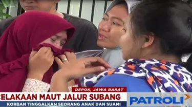 Keluarga dan tetangga korban tak kuasa menahan tangis melihat kedatangan jenazah wanita 35 tahun itu di rumah duka.