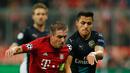 Bek Muenchen, Philipp Lahm (depan) berusaha mengahalau penyerang Arsenal, Alexis Sanchez pada lanjutan Grup F liga champions di stadion Allianz Arena, Munich, Jerman (4/11). Muenchen menang atas Arsenal dengan skor 5-1. (Reuters/John Sibley)