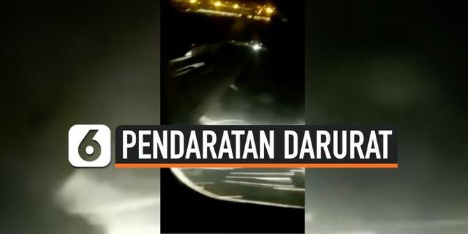 VIDEO: Detik-Detik Pesawat Mendarat Darurat, Ada Pecikan Api