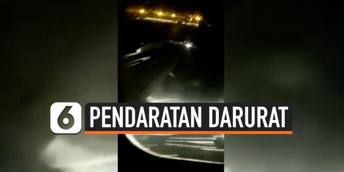VIDEO: Detik-Detik Pesawat Mendarat Darurat, Ada Pecikan Api