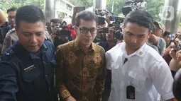 Menteri Pariwisata dan Ekonomi Kreatif Wishnutama saat tiba di Gedung KPK, Jakarta, Kamis (9/1/2020). Wishnutama mendatangi KPK untuk menyerahkan laporan harta kekayaan penyelenggara negara (LHKPN). (Liputan6.com/Herman Zakharia)