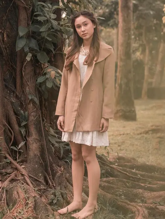 Bisa jadi inspriasi outfit liburan yang kece, padukan mini dress dengan long coat. (Instagram/yasminnapper).