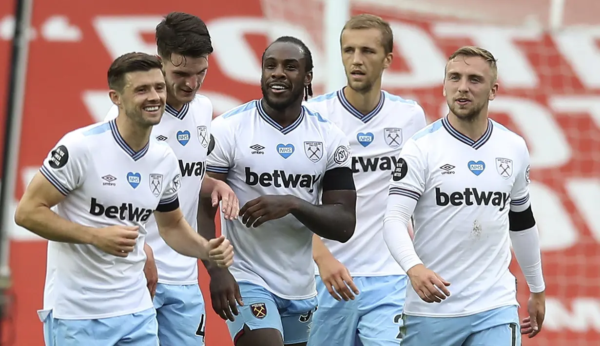 Pemain West Ham United merayakan gol yang dicetak oleh Michail Antonio ke gawang Manchester United pada laga Premier League di Stadion Old Trafford, Rabu (22/7/2020). Kedua tim bermain imbang 1-1. (Martin Rickett/Pool via AP)