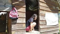 Limbong Bamba memilih mengisolasi dirinya di gubuk milik keluarga sepulangnya dari Cianjur Jawa Barat