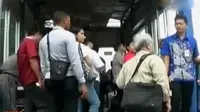 Peningkatan calon penumpang terjadi di halte bus Transjakarta di kawasan Jalan Jenderal Ahmad Yani, Bekasi.