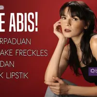 Penasaran gaya makeup apa yang lagi hits dan booming banget? Yuk lihat perpaduan makeup fake freckles dan dark lipstik.  
